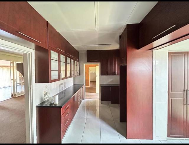 5 BEDROOM HOUSE FOR SALE IN SELECTION PARK